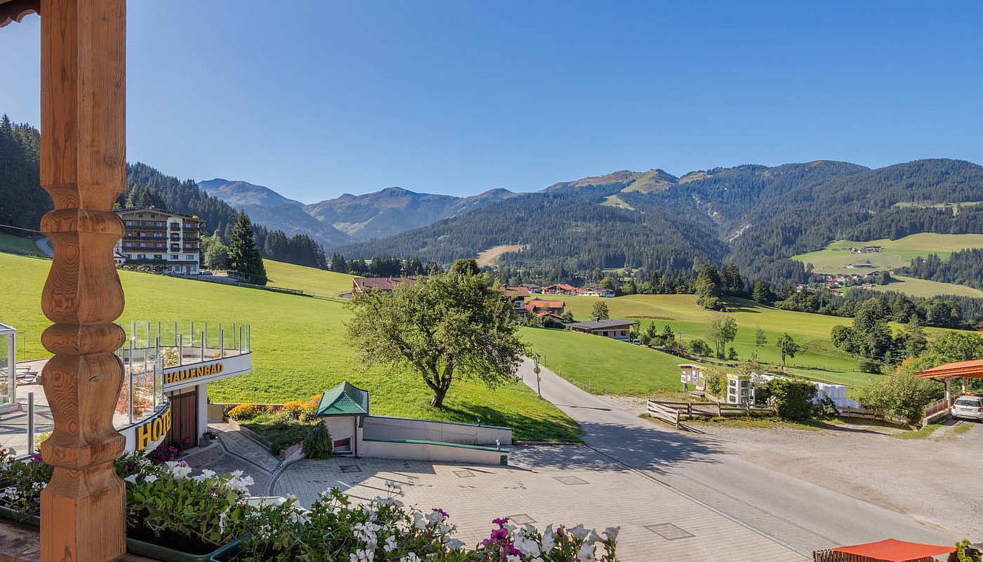 Blick vom Balkon auf die Berge