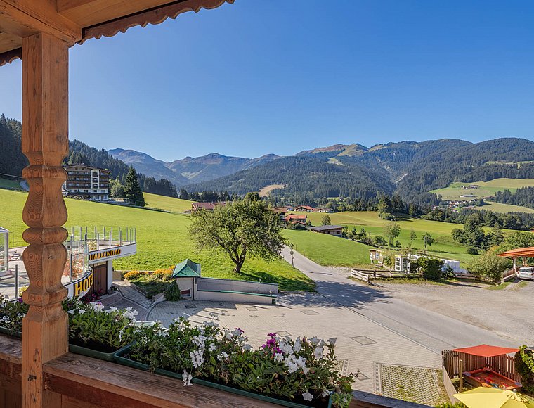 Blick vom Balkon auf die Berge
