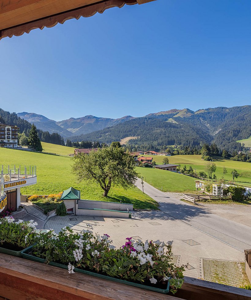 Blick vom Balkon auf die Berge