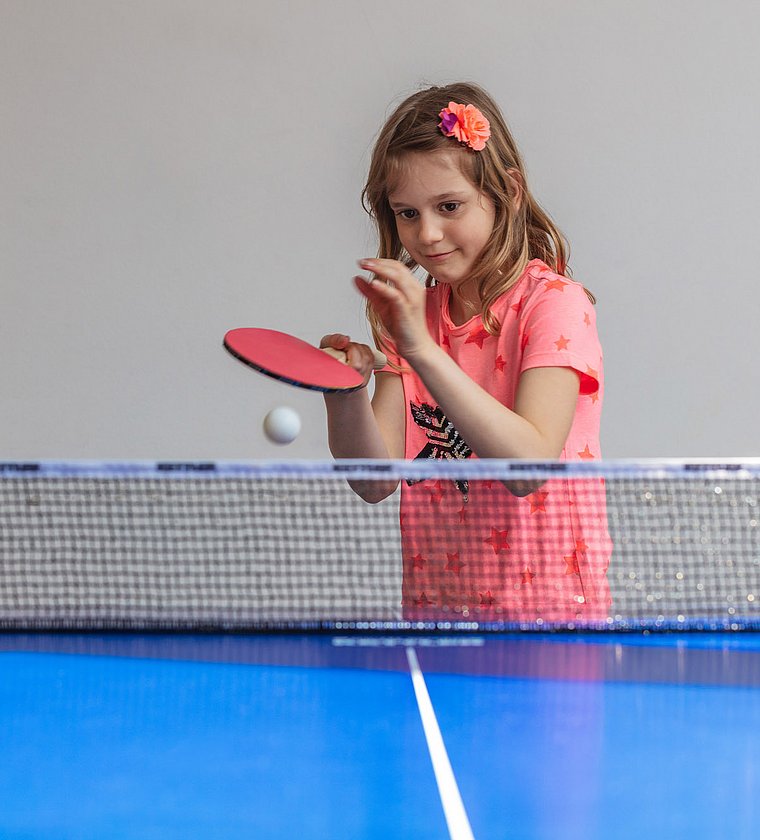 Kind beim Tischtennisspielen