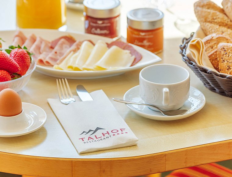 Gedeckter Frühstückstisch im Restaurant Talhof